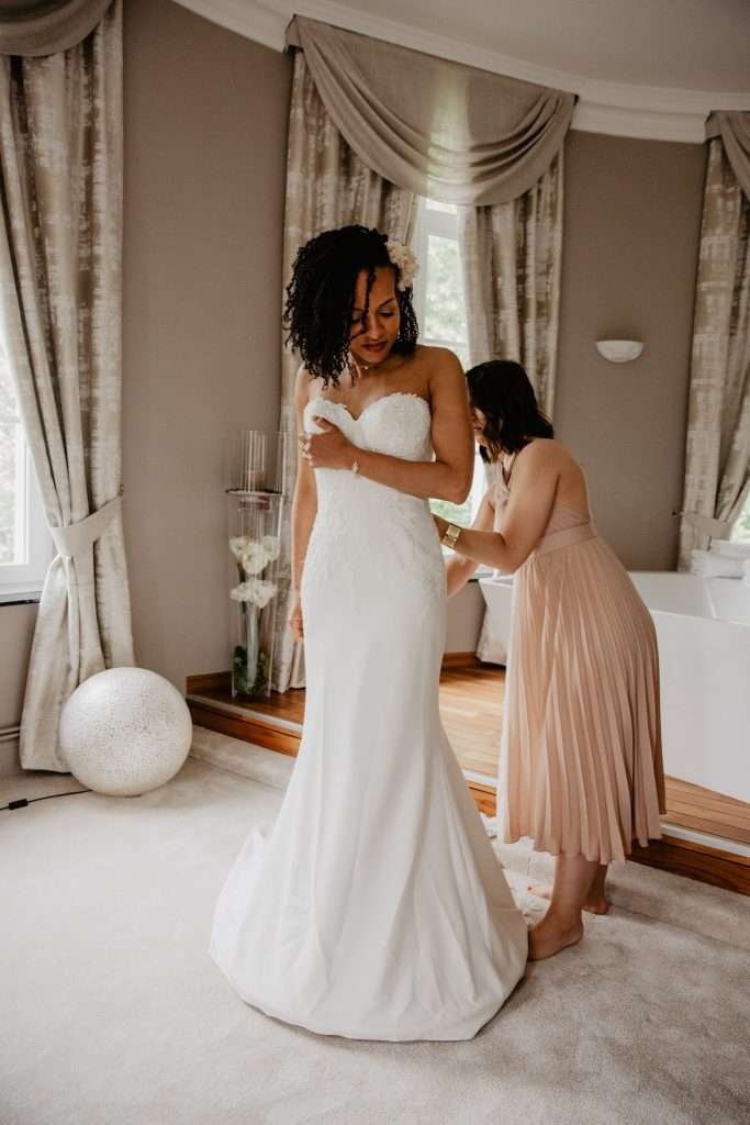 Préparatifs de la mariée au CHâteau d'aubry – moments complices avec ses proches