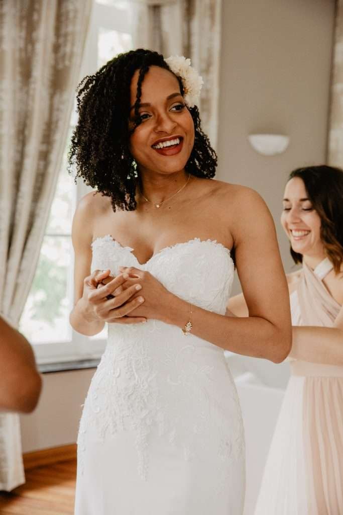 Préparatifs de la mariée au CHâteau d'aubry – moments complices avec ses proches