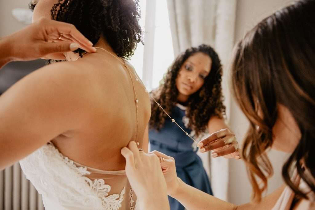 Préparatifs de la mariée au CHâteau d'aubry – moments complices avec ses proches