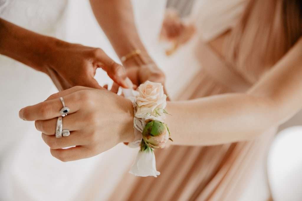 Préparatifs de la mariée au CHâteau d'aubry – moments complices avec ses proches