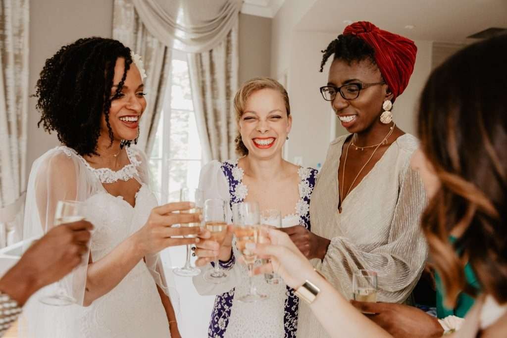 Préparatifs de la mariée au CHâteau d'aubry – moments complices avec ses proches