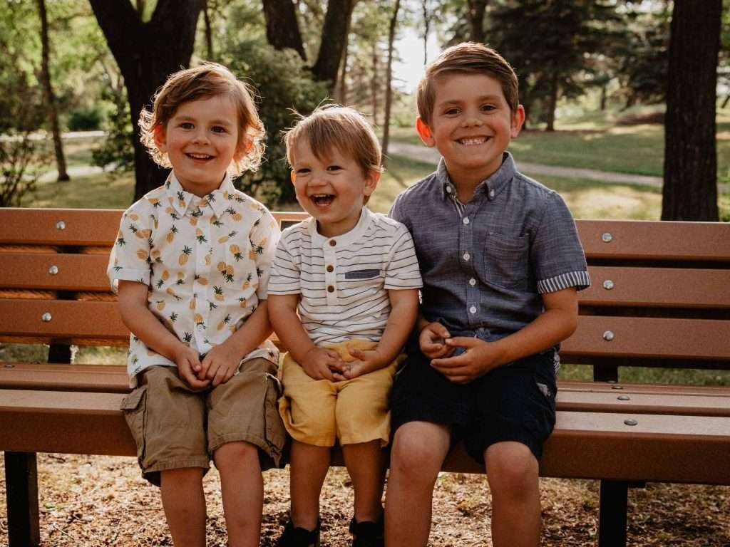 photo de garcons souriante pendant une séance famille à winnipeg
