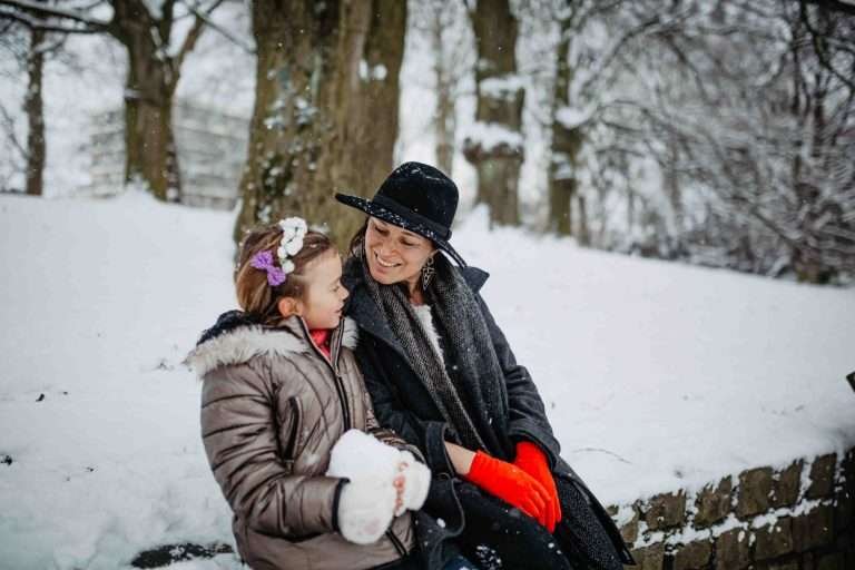 Maman et Fille sous la magie de la neige