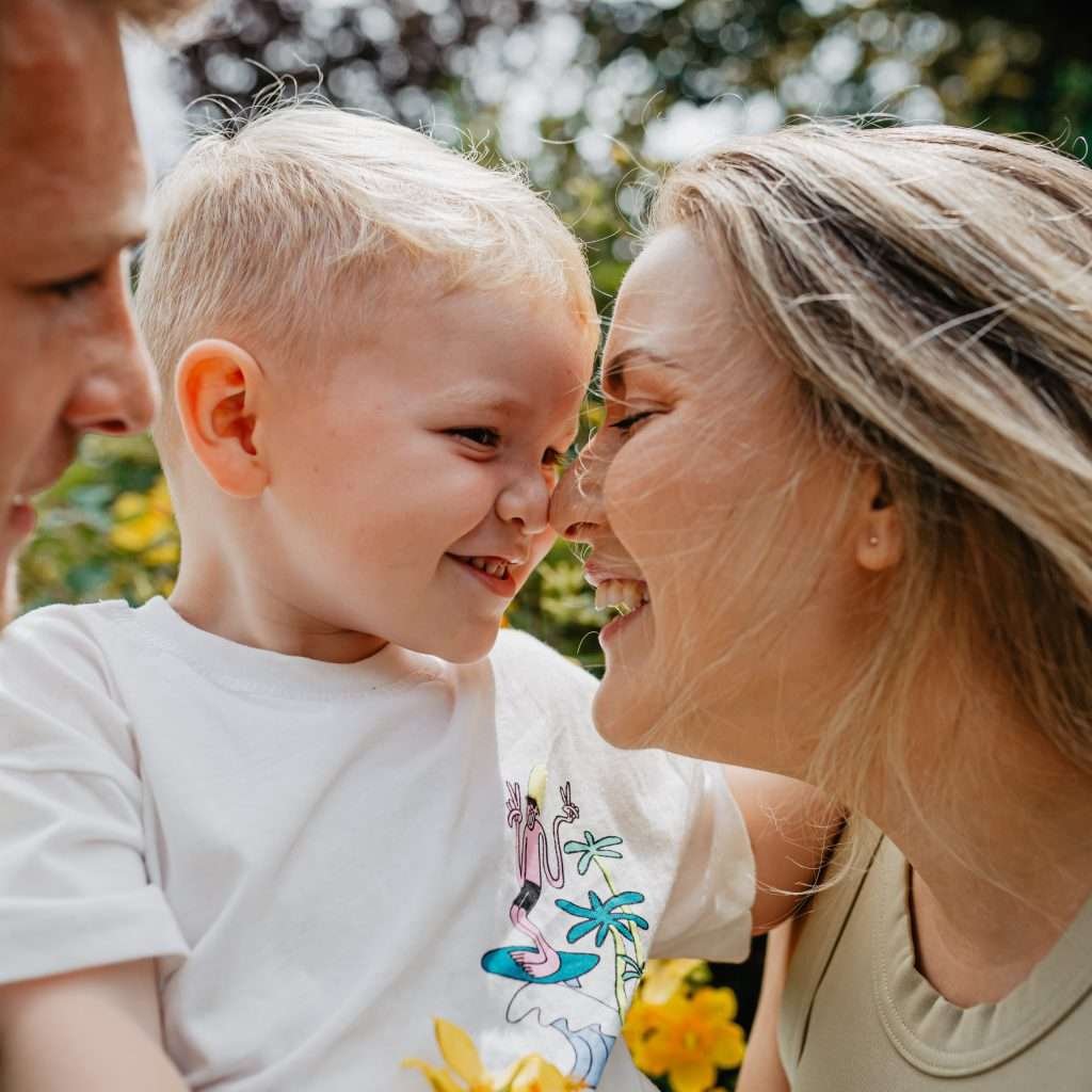 Portrait tendre d'une future maman pendant une séance grossesse à Lille, dans une lumière naturelle.