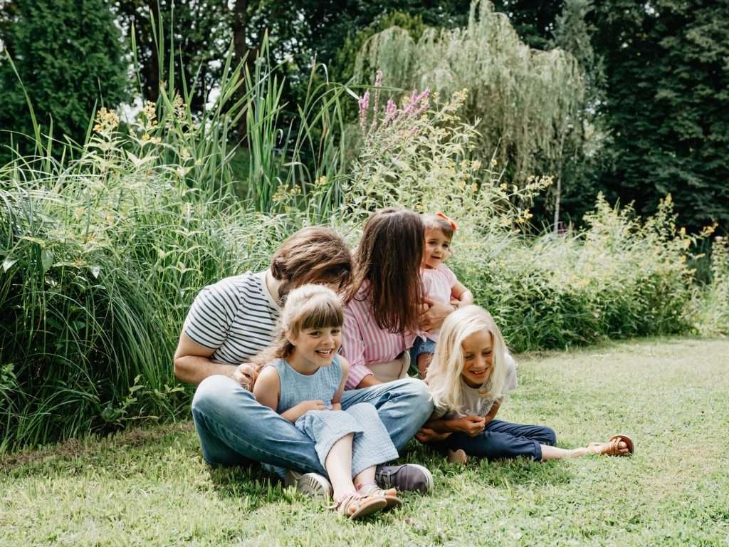 Famille riant ensemble dans un parc à Lille pendant une séance photo lifestyle