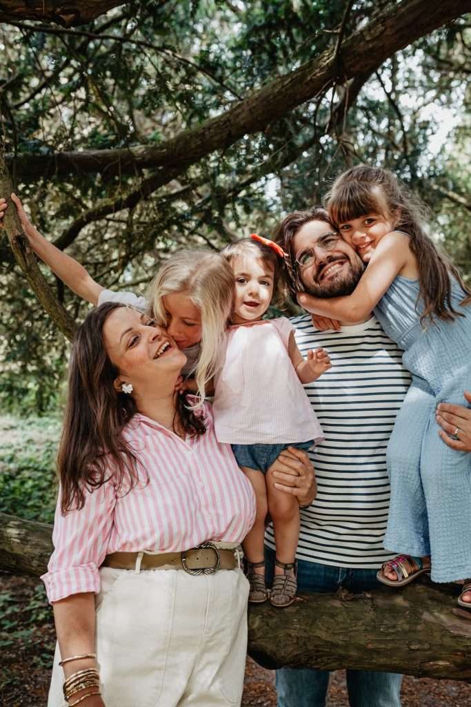 Famille riant ensemble dans un parc à Lille pendant une séance photo lifestyle