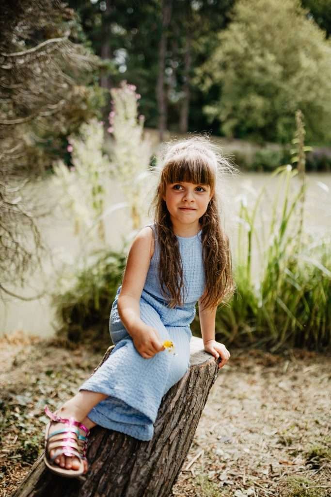 portrait d,une fille dans un parc à Lille pendant une séance photo lifestyle
