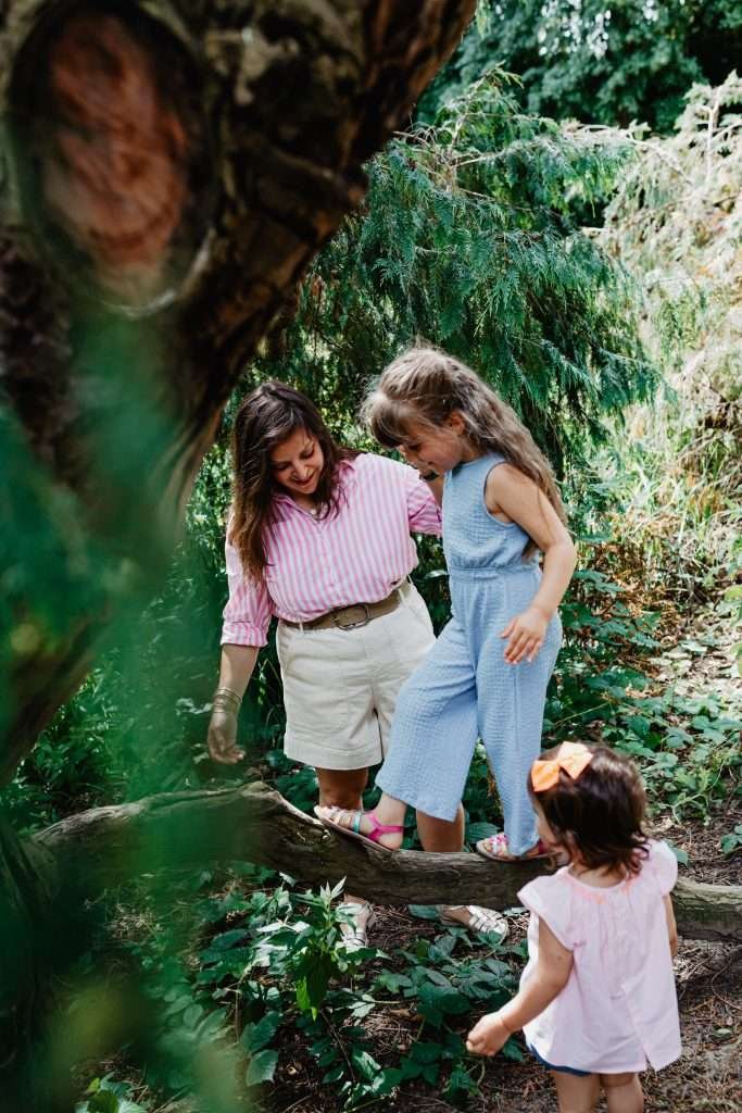 Famille riant ensemble dans un parc à Lille pendant une séance photo lifestyle