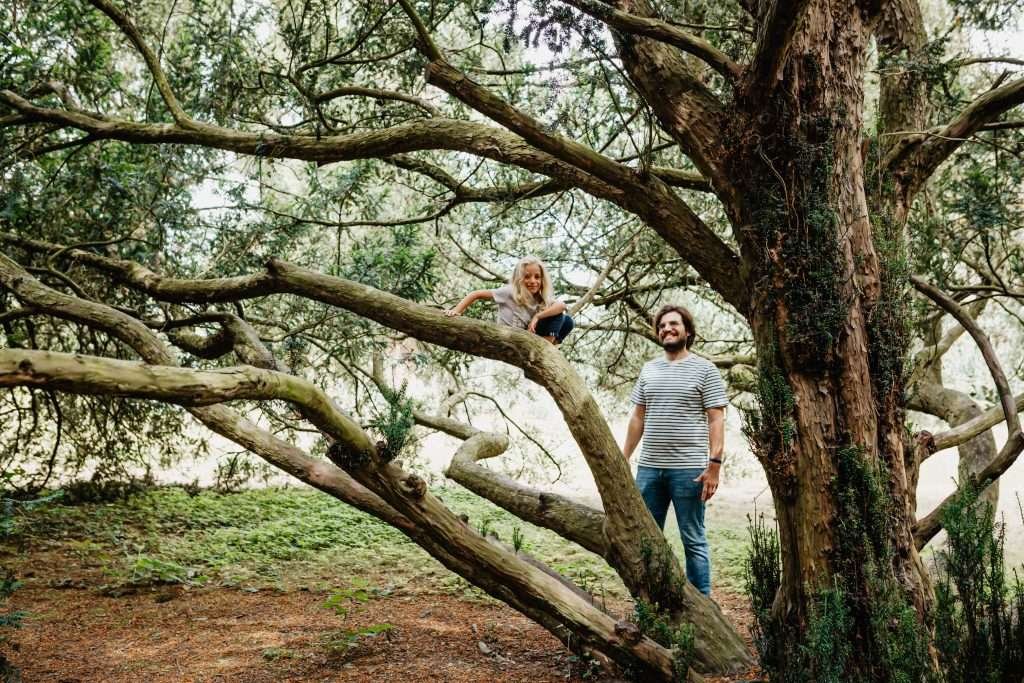 Famille riant ensemble dans un parc à Lille pendant une séance photo lifestyle