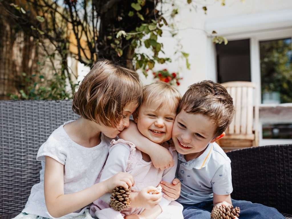 Instant spontané capturé lors d’une séance lifestyle enfant à Lille