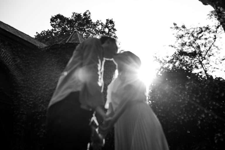 wedding in lille - photograph of a couple kissing