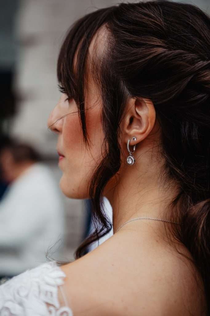 Photo de couple photographe mariage Valenciennes détail des boucles d'oreilles de la mariée