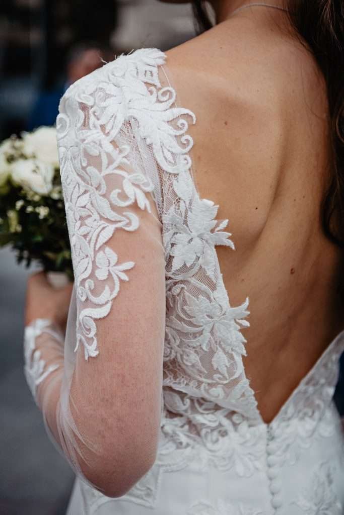 Photo de couple photographe mariage Valenciennes la détail de la robe de mariée