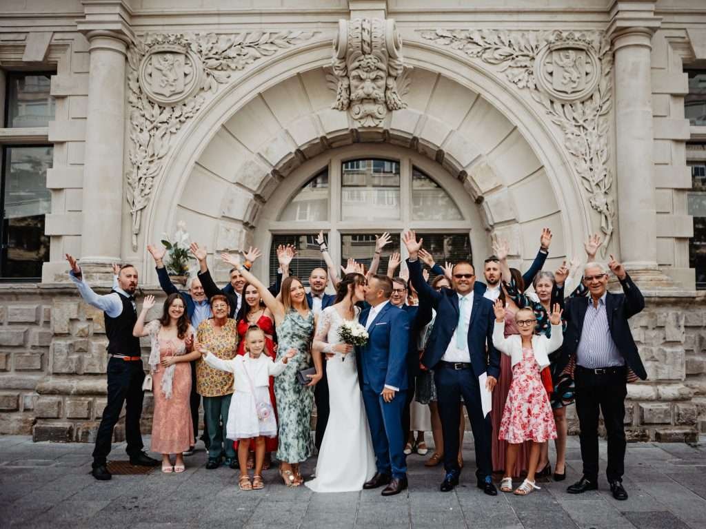 Photographe Mariage Valenciennes- photos de groupes à la sortie de la mairie de Valenciennes