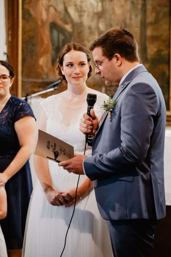 photos de couple regard complice entre mariés en église
