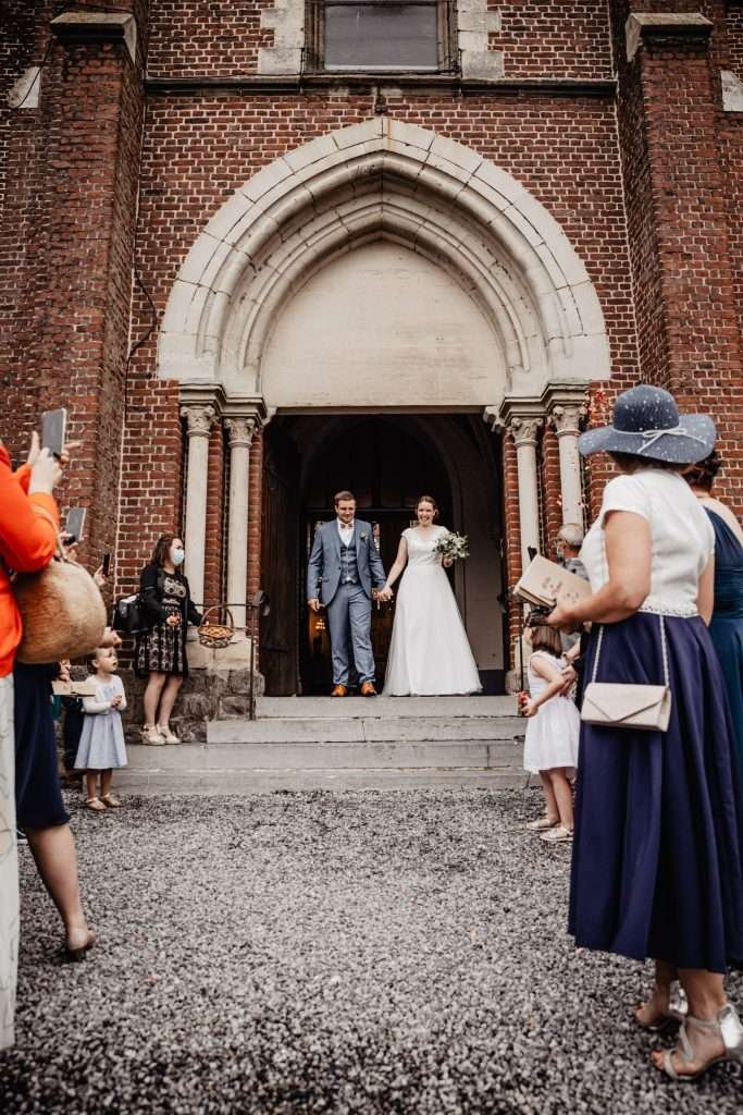 photos maraige à la sorte d'église couple enlacent les mains