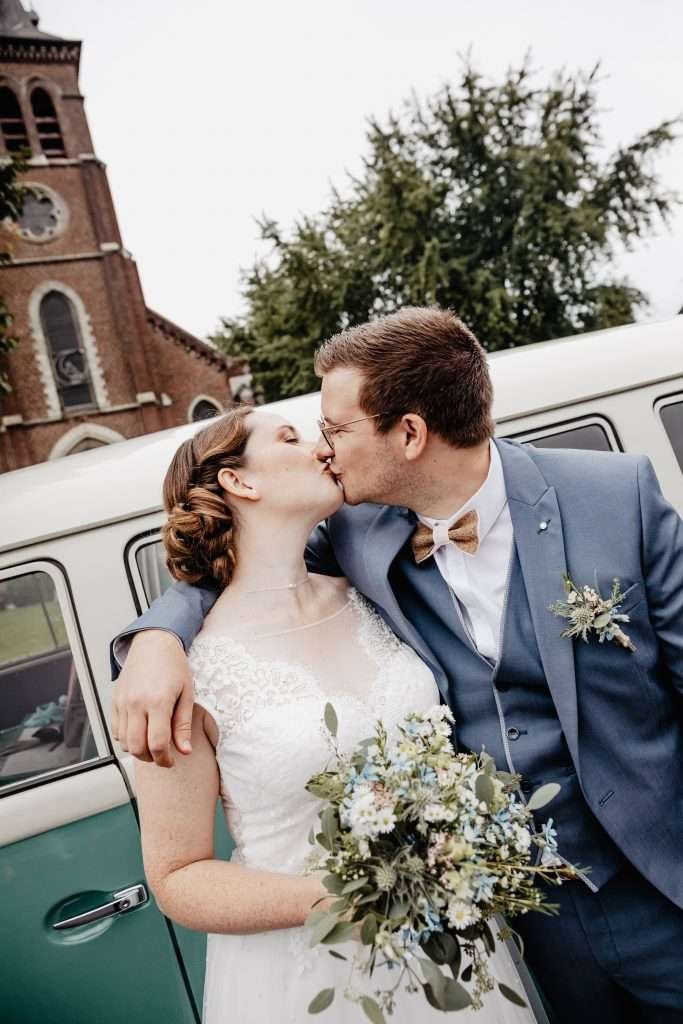 photos de couple regard complice entre mariés en combi VW