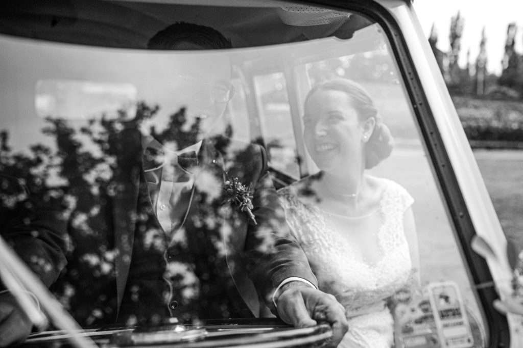 photos de couple regard complice entre mariés en combi VW