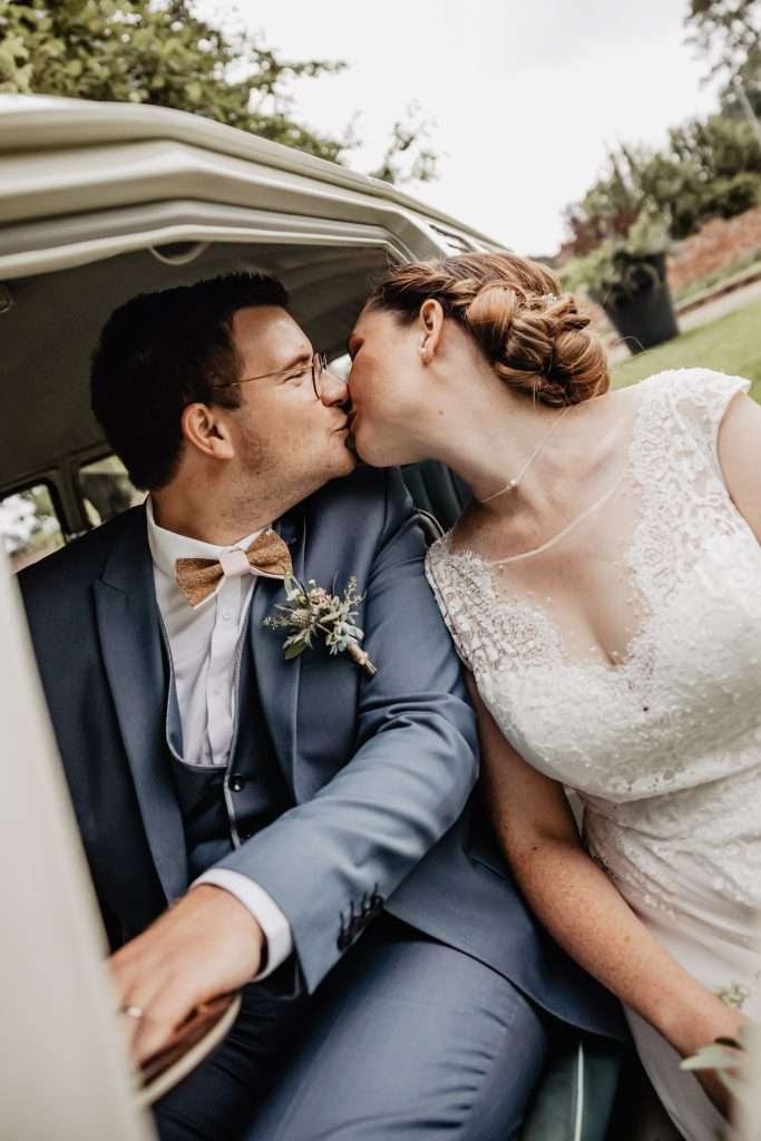 photos de couple regard complice entre mariés 