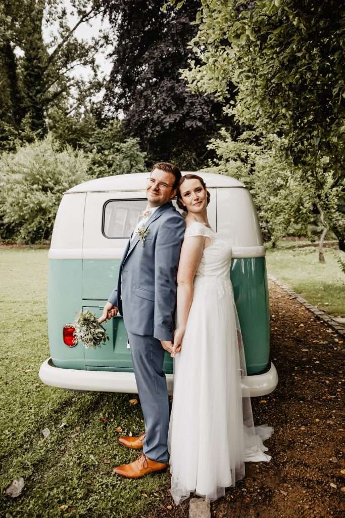 photos de couple regard complice entre mariés 