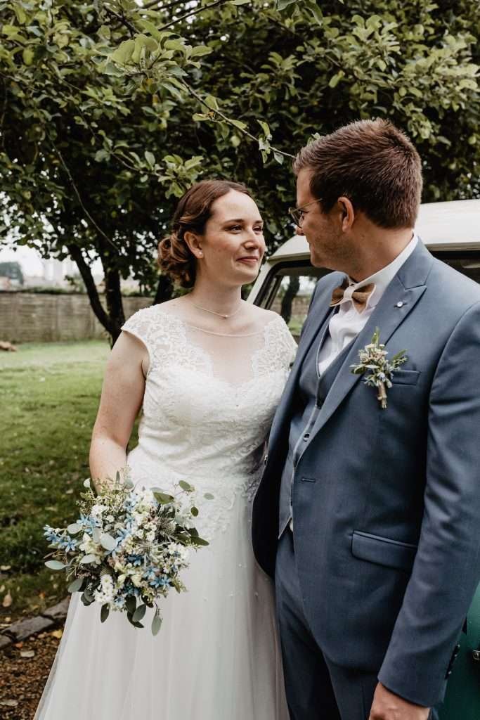 photos de couple regard complice entre mariés 