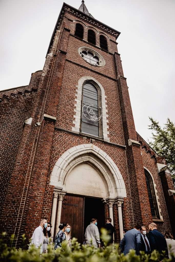 photos de couple regard complice entre mariés en église