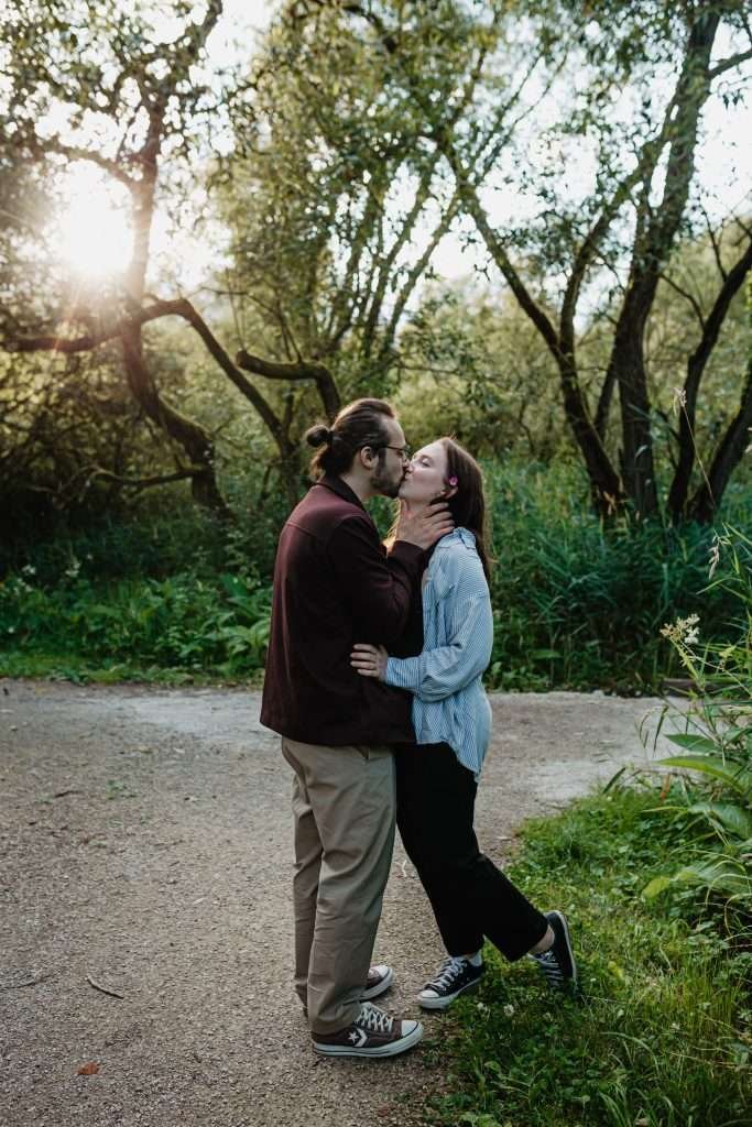 couple souriante en train de s'embrasser pour une séance engagement au marais de frétin à Lille prise par Kassie Tuba Photo