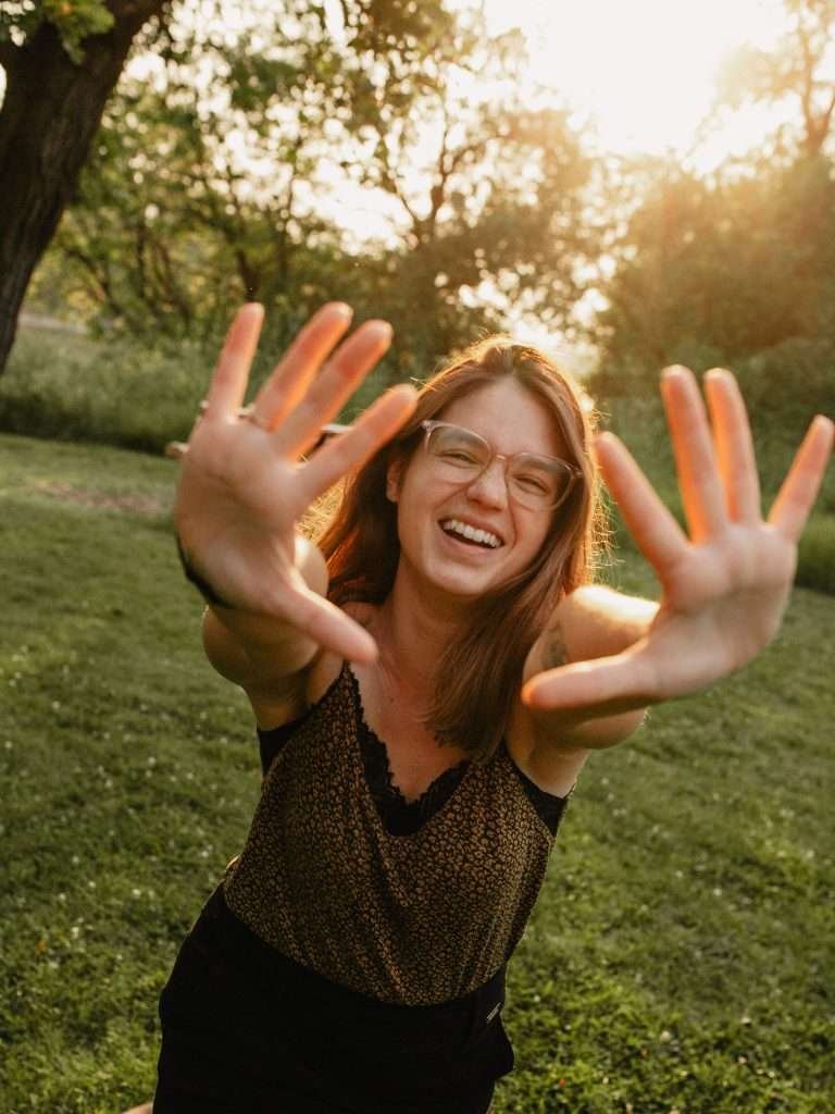 Portrait de Kassie Tuba, photographe à Lille, en extérieur – style naturel et spontané