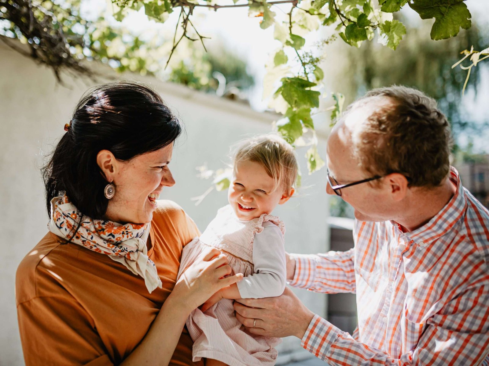 photographe lifestyle à lille - famille souriante tous ensemble
