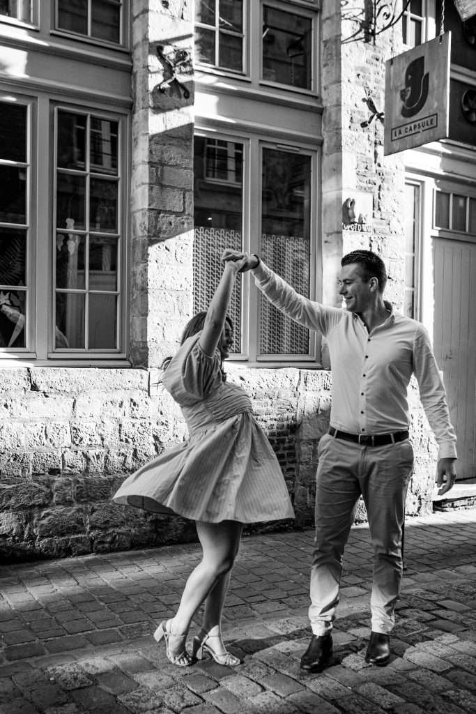 photo de couple dans le vieux Lille dansante