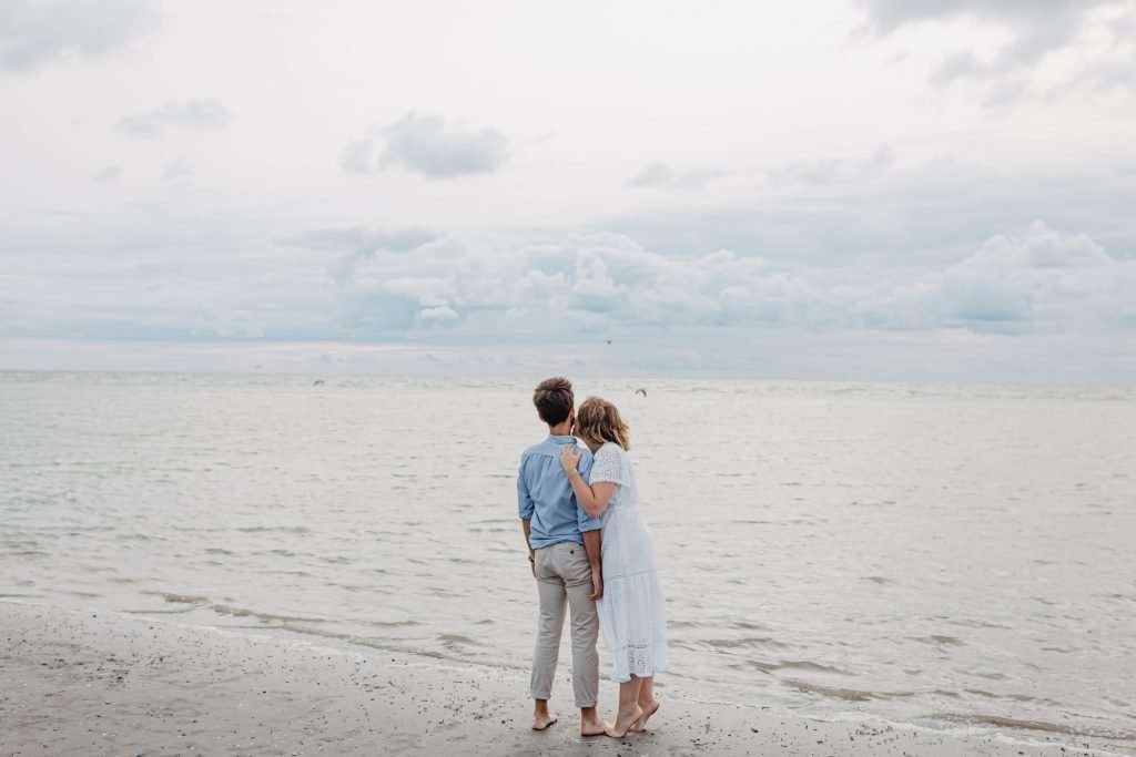 photo de couple sur plage à la côte d'opale