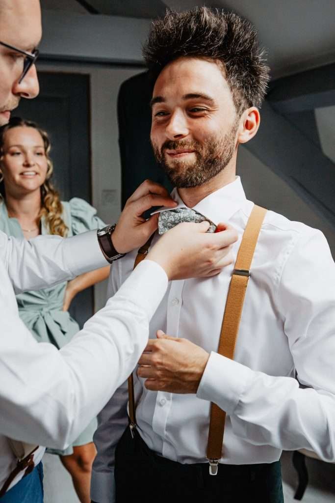 Photo des préparatifs du mariage - photo du marié en train de se préparer