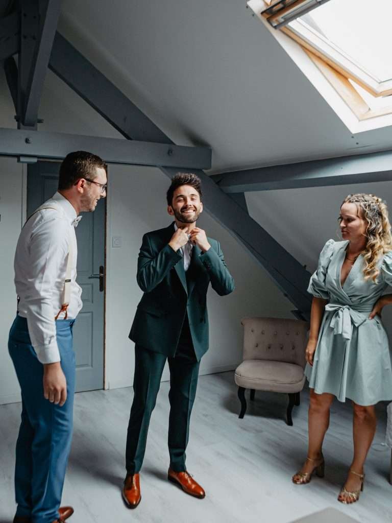 Photo des préparatifs du mariage - photo du marié en train de se préparer