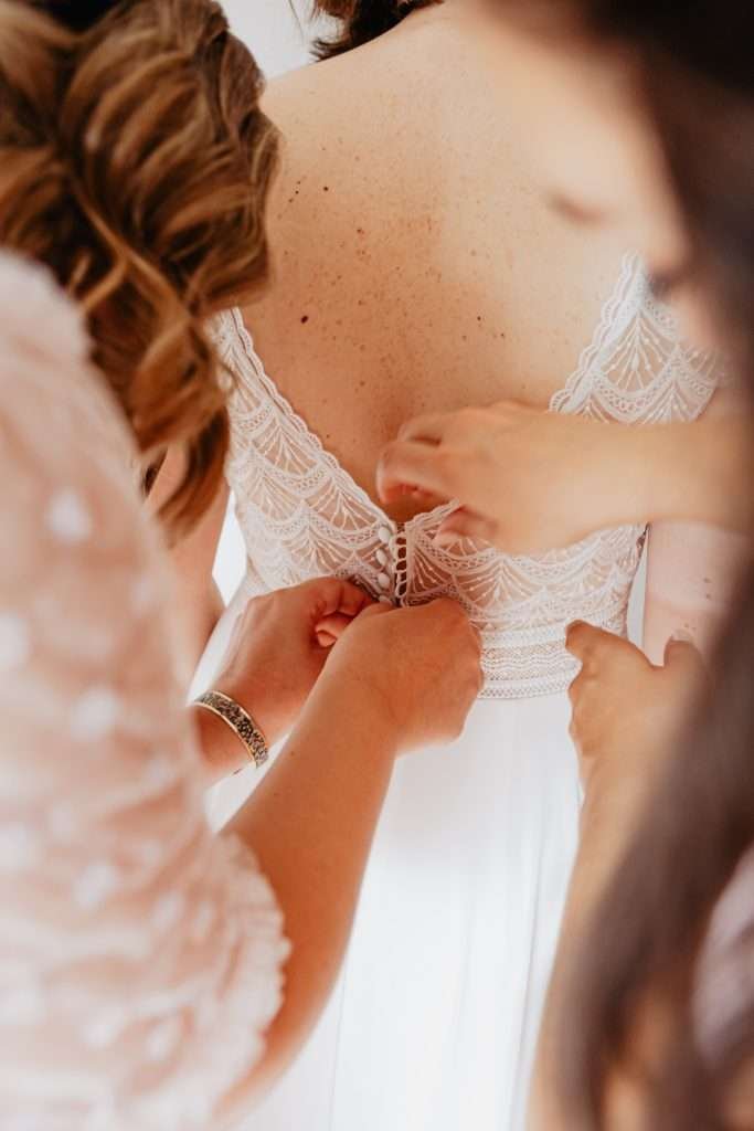 Photo des préparatifs du mariage - photo de la mariée en train. dese préparer.