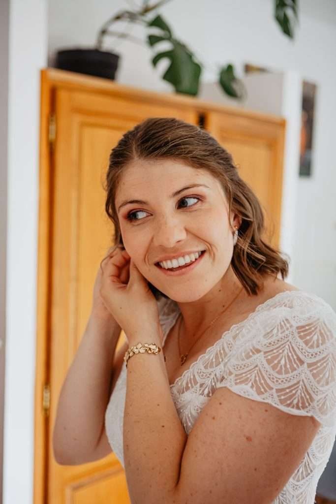 Photo des préparatifs du mariage - photo de la mariée en train de se préparer.