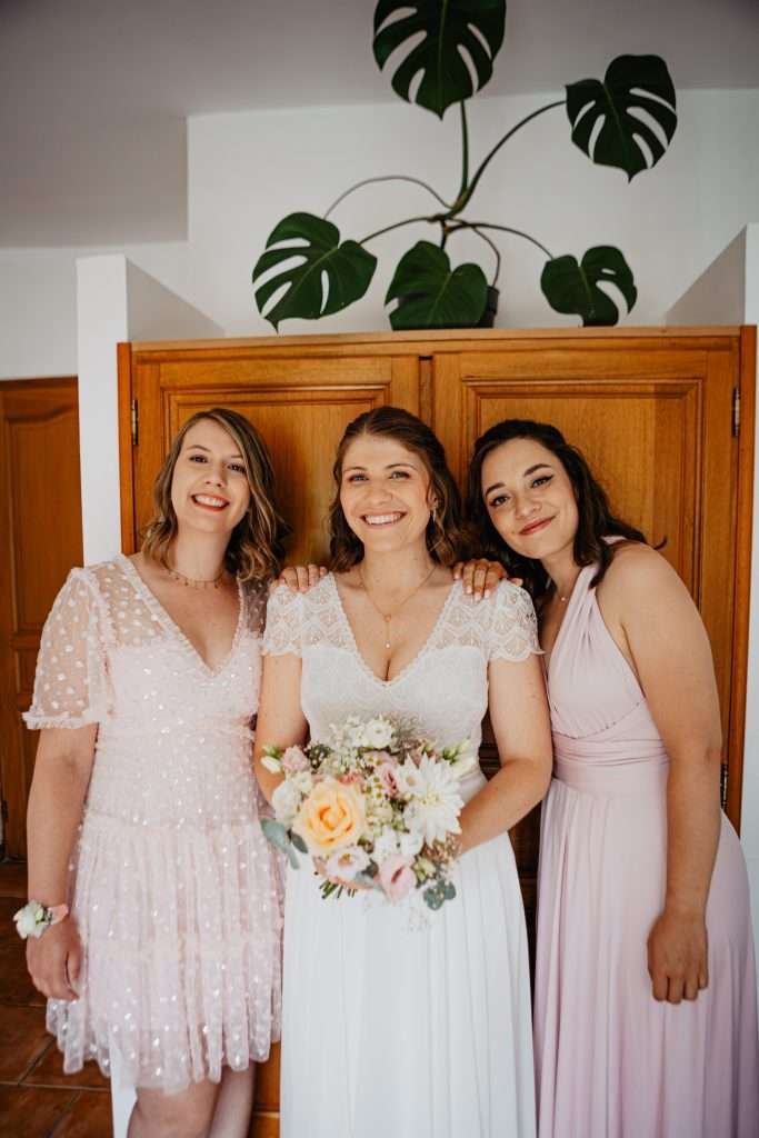 Photo des préparatifs du mariage - photo de la mariée en train de se préparer.