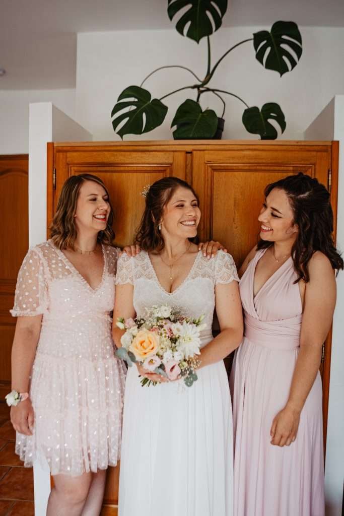 Photo des préparatifs du mariage - photo de la mariée en train de se préparer.