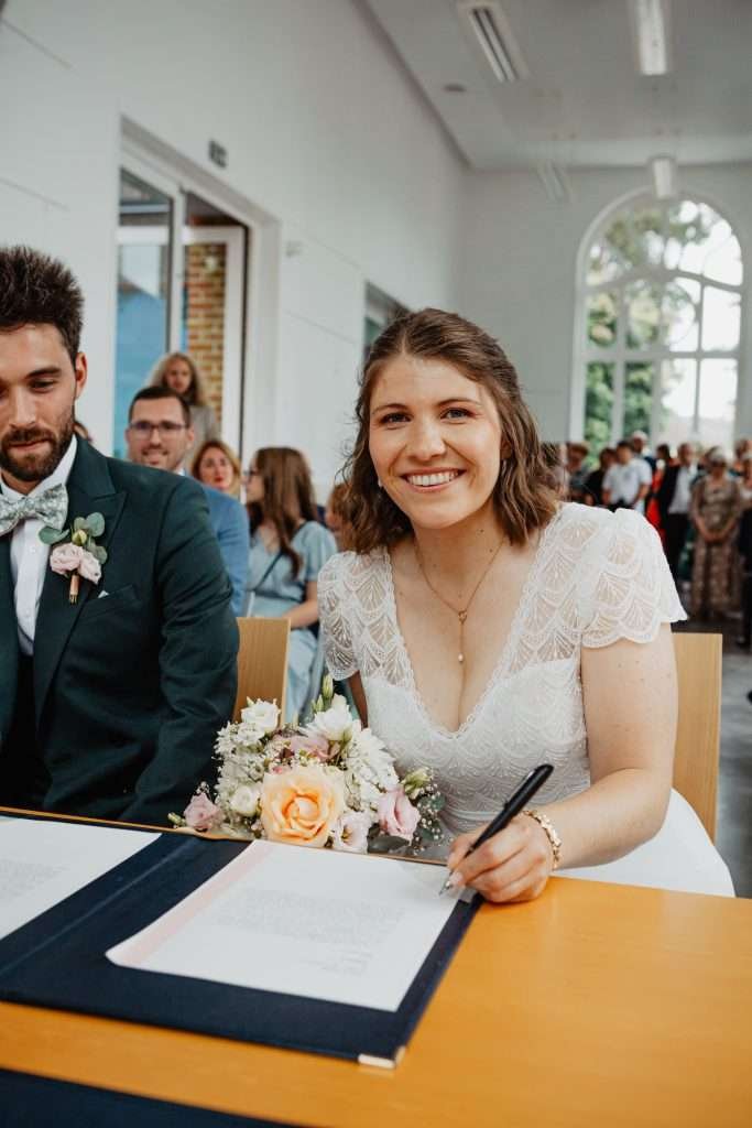 photo de la signature des actes de mariage