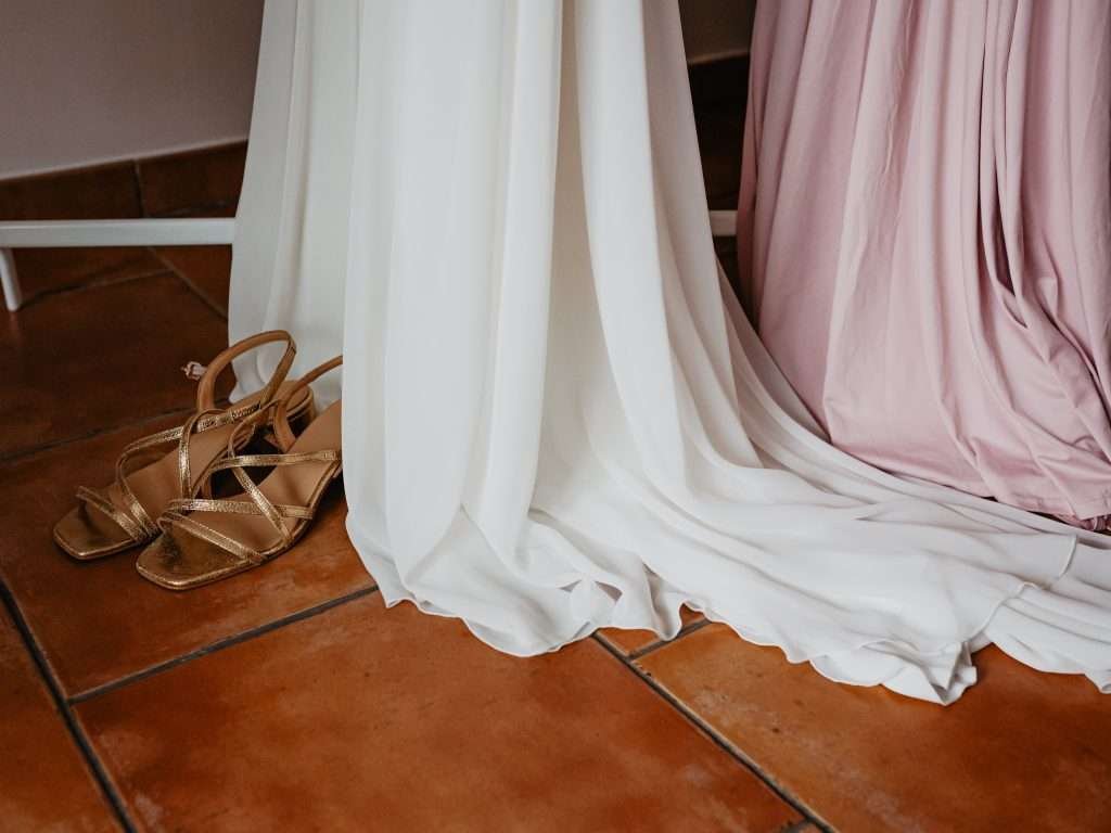 Photo des préparatifs du mariage - photo des détails et des robes de la mariée et des desmoiselles d'honneur
