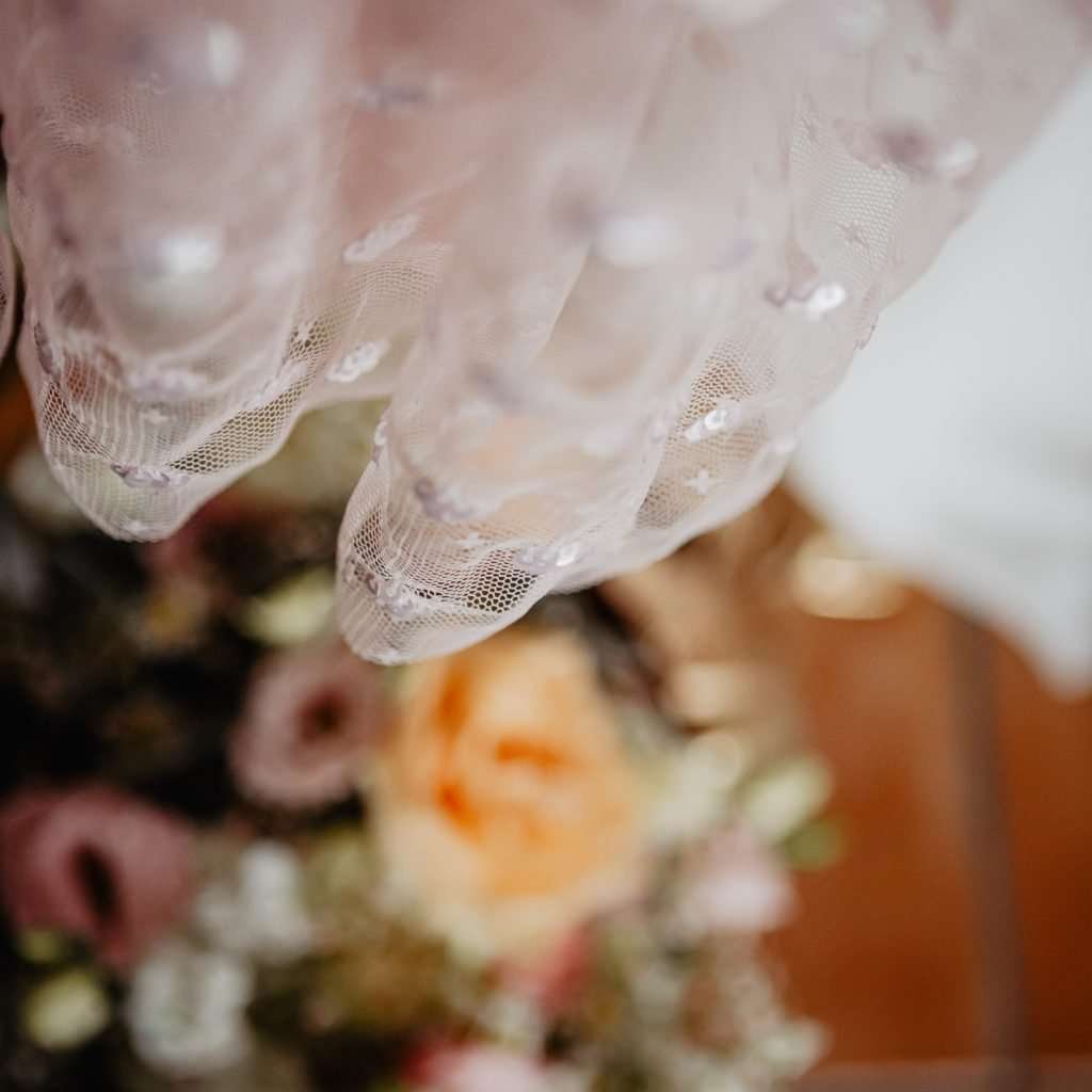 Photo des préparatifs du mariage - photo du marié en train de se préparer