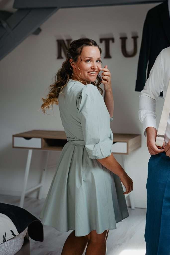 Photo des préparatifs du mariage - photo du marié en train de se préparer