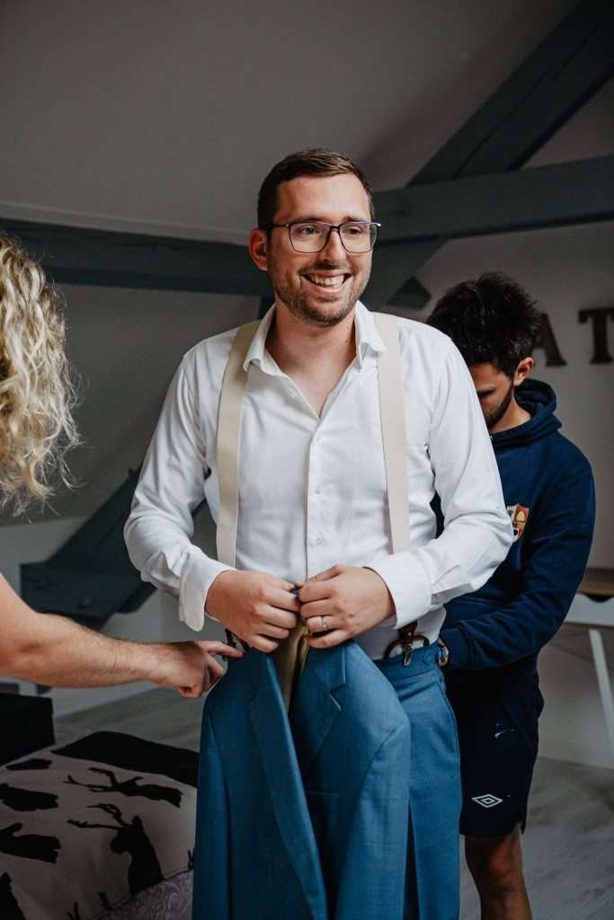 Photo des préparatifs du mariage - photo du marié en train de se préparer
