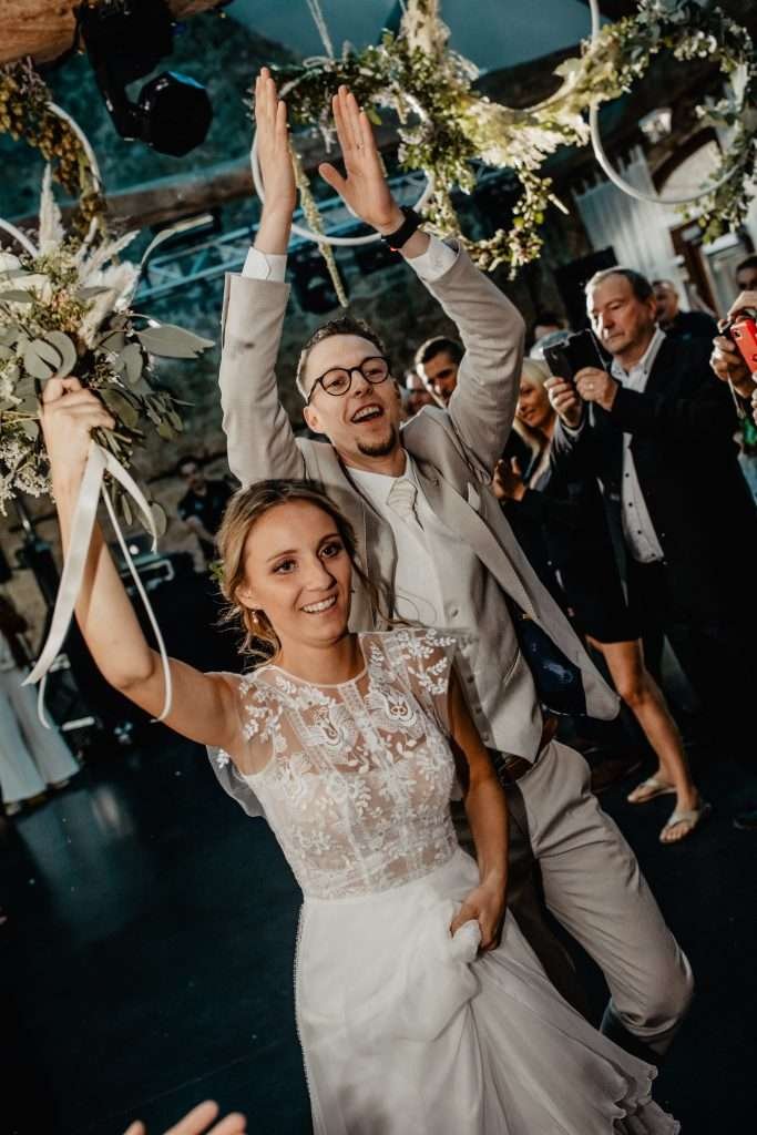 photos des  mariés au soirée dansante à la maloterie