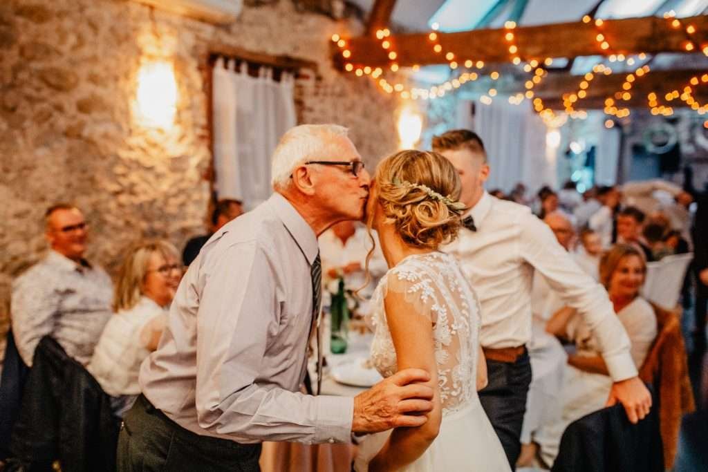 photos des  mariés au soirée dansante à la maloterie