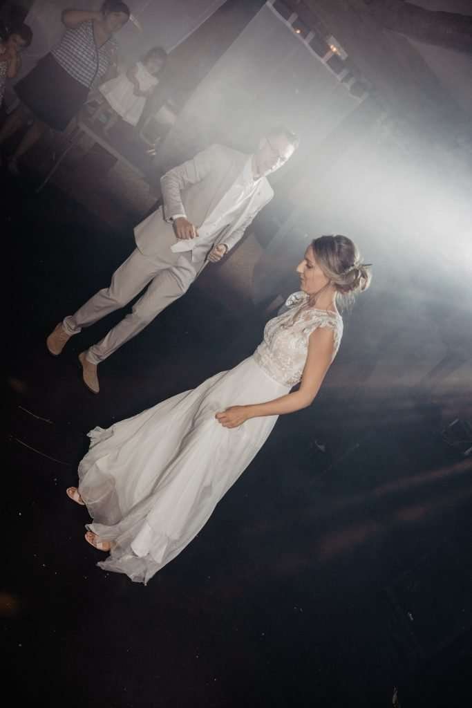 photos des  mariés au soirée dansante à la maloterie