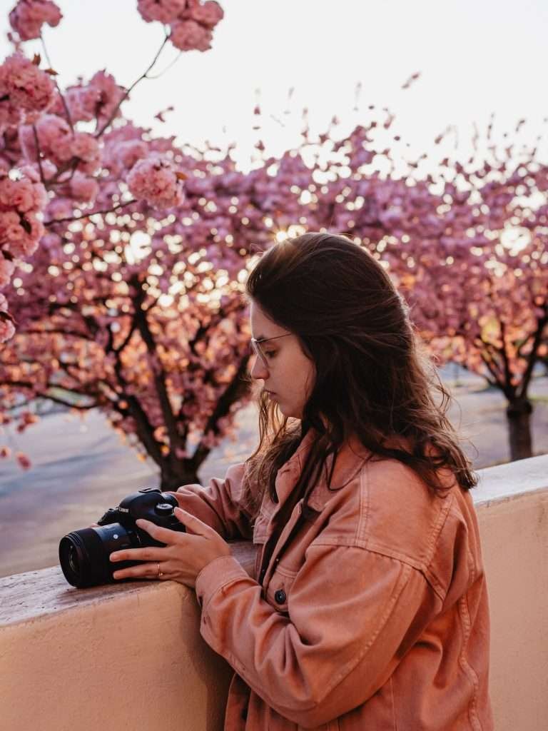 photo d'une photographe avec des cerisiers en fond à Lille