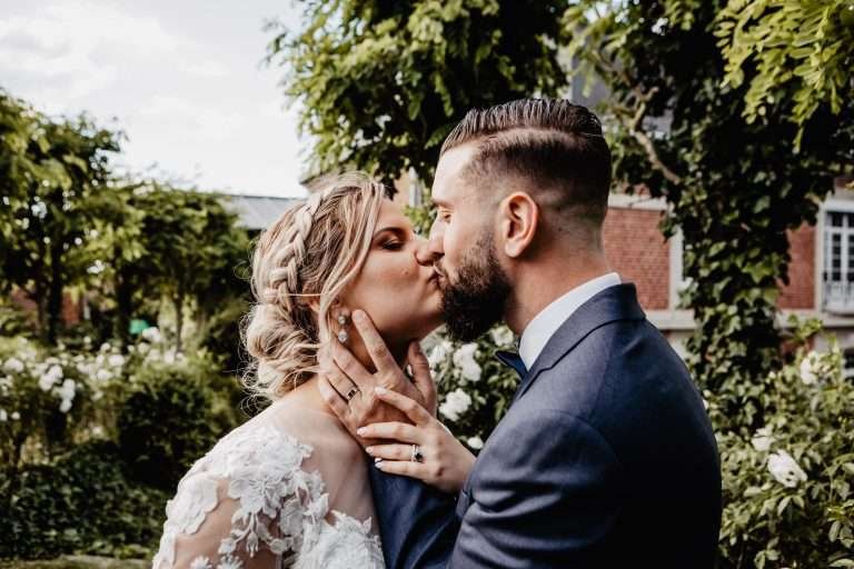 Photo de couple bisous mariage au Manoir le Louis XXI