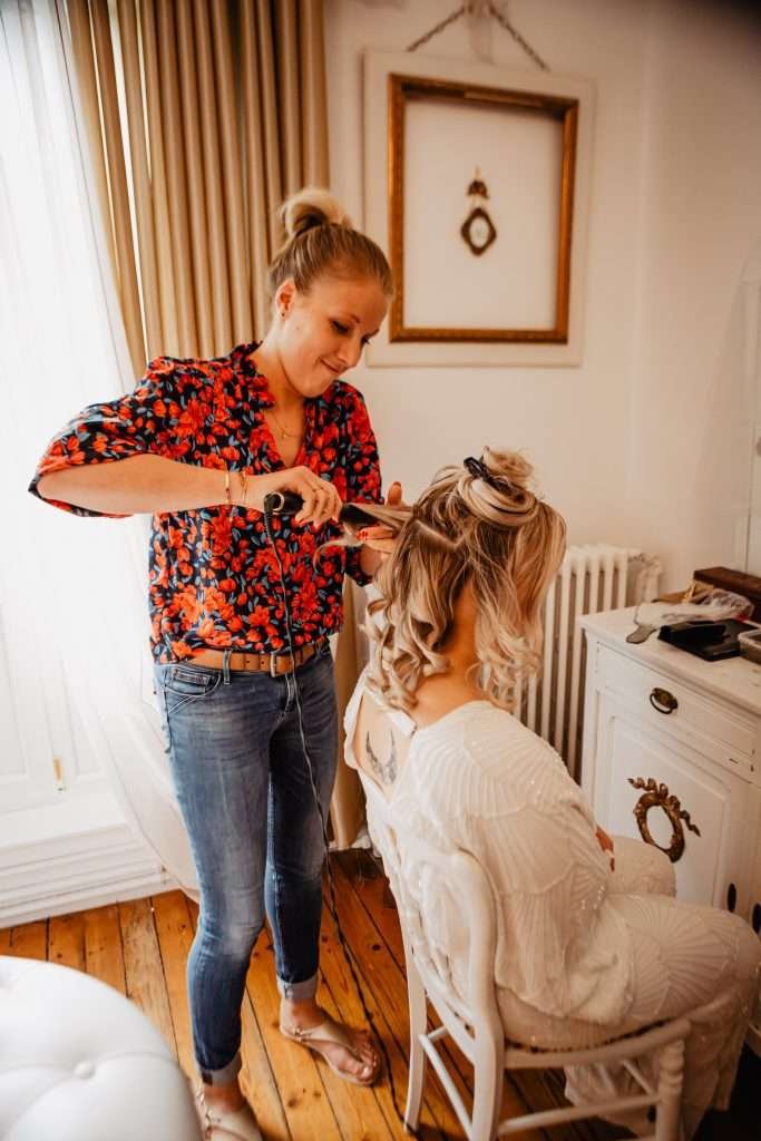 détail de Margaux à ses préparatifs à le Manoir le Louis XXI et Hélène Béghin Coiffeuse