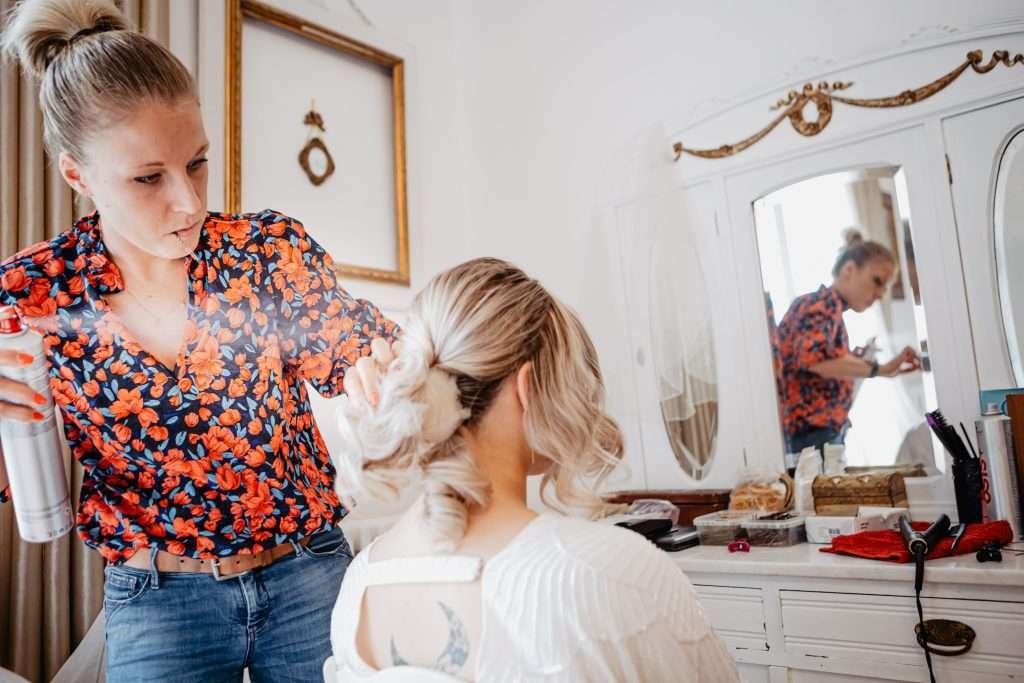 détail de Margaux à ses préparatifs à le Manoir le Louis XXI et Hélène Méghin coiffeuse
