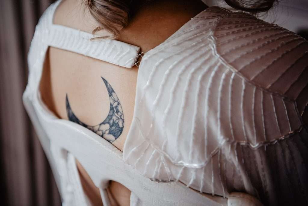 détail de Margaux à ses préparatifs à le Manoir le Louis XXI